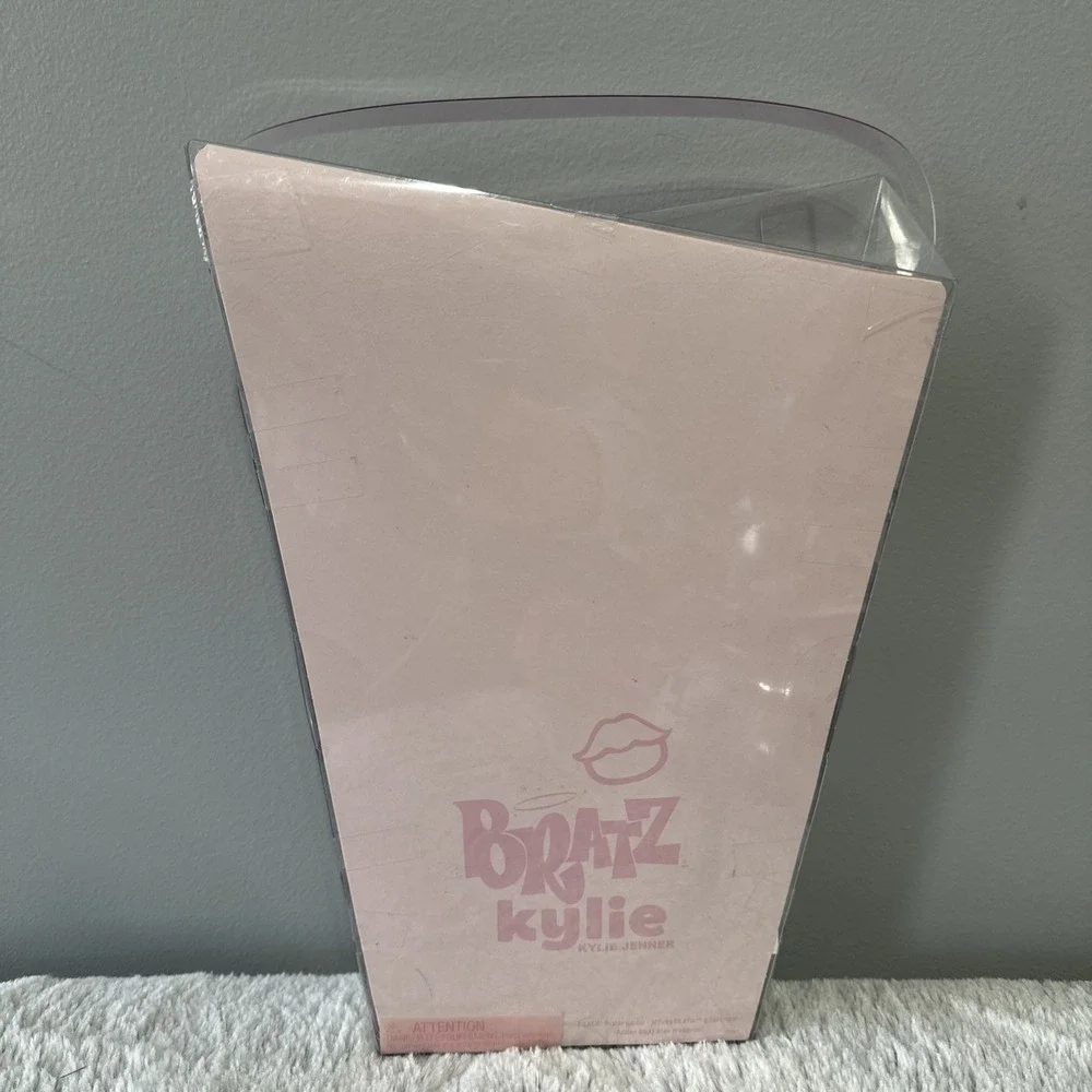 Bratz x Kylie Jenner Night Fashion‎ Doll with Evening Gown Pet Dog and Poster